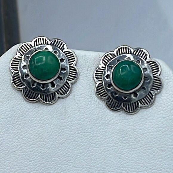 Vintage Native American Sterling Silver and Malachite screwback earrings. - Picture 2 of 7